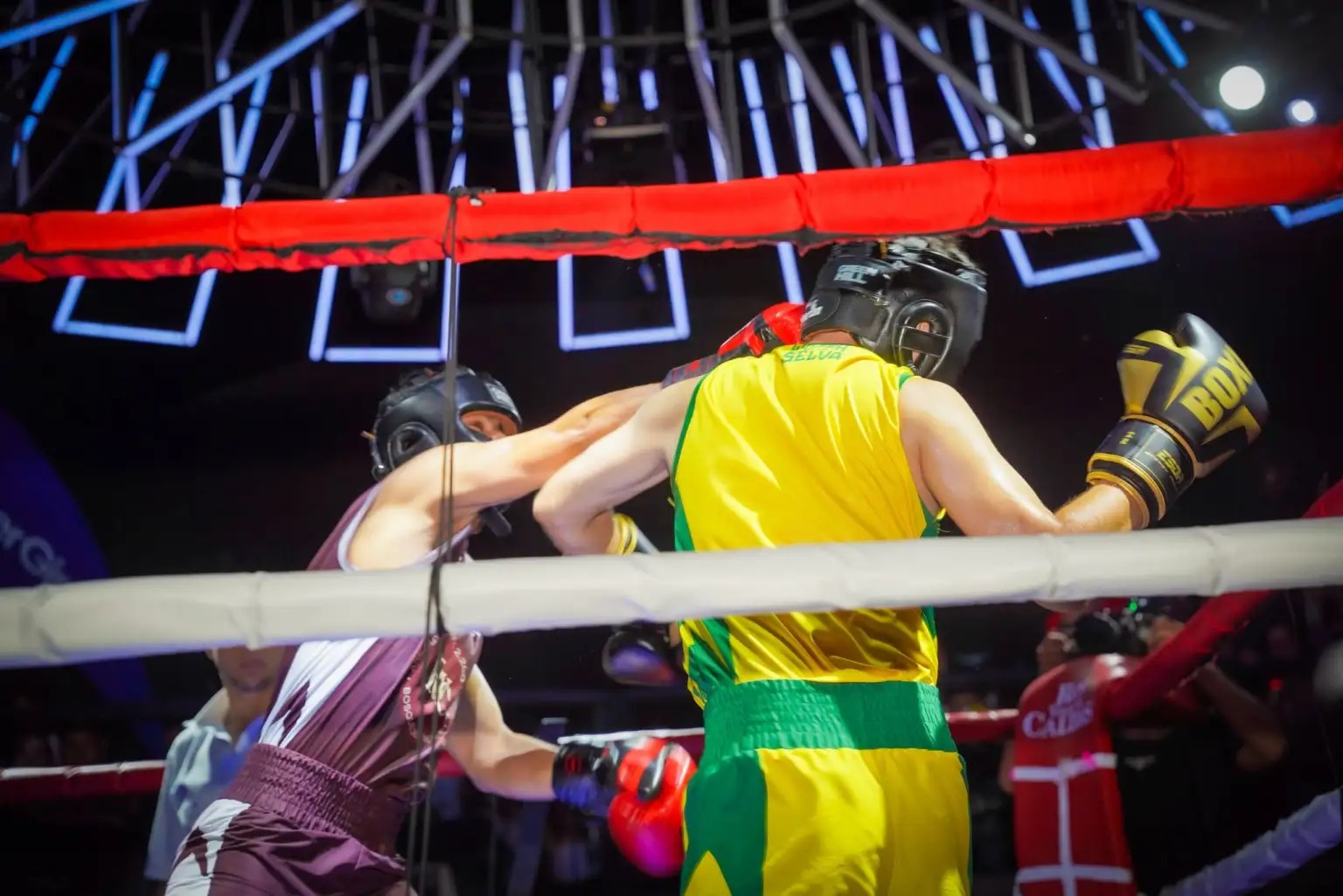Gobernador y alcalde pelea boxeo Florencia