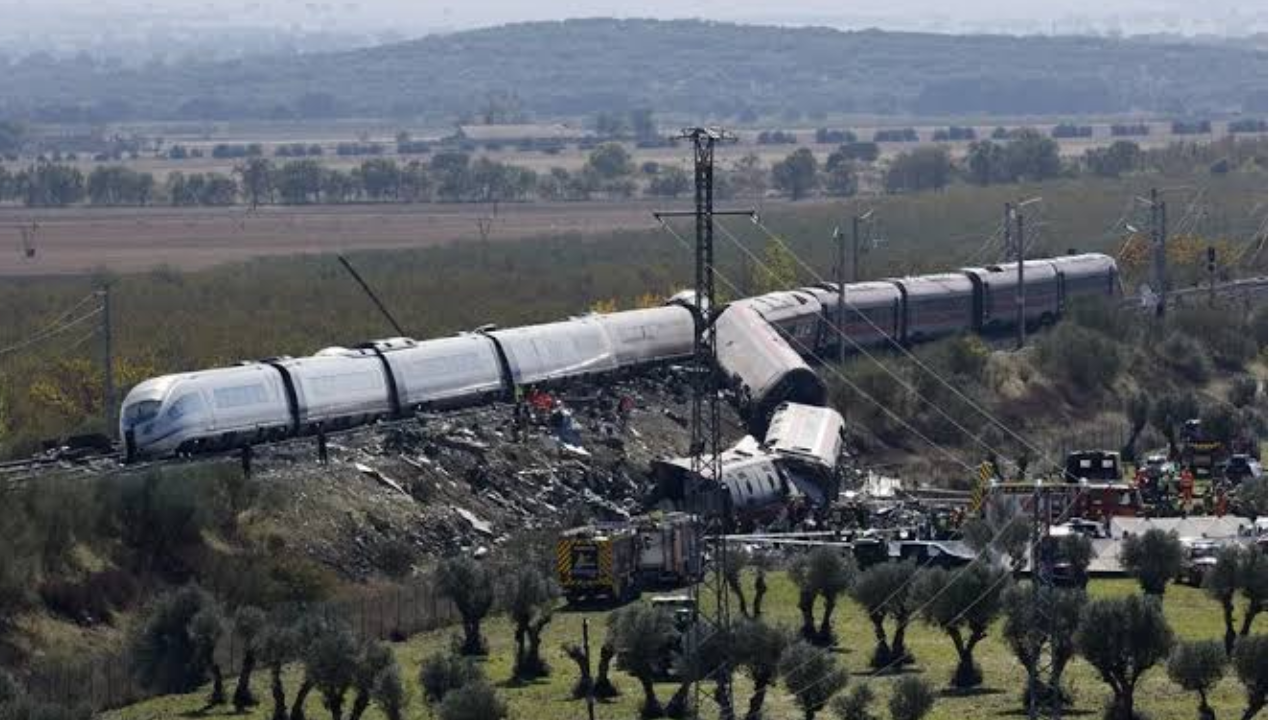 Revelan la razón que habría causado el fatal choque de dos trenes en España: ya van 69 muertos