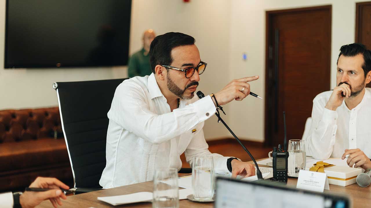 Revelan por qué el presidente Abelardo de la Espriella lleva un walkie-talkie todo el tiempo