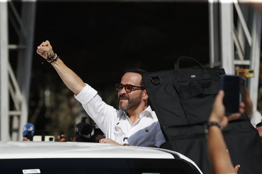 ¿Está en riesgo la candidatura de De la Espriella por su nacionalidad? Esto dicen los expertos