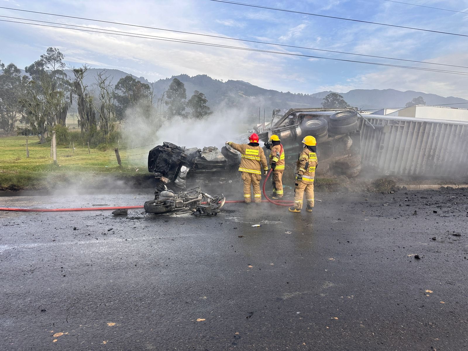 En videos | Explosión en peaje de Casablanca deja muertos y varios heridos: caos en vía Zipaquirá–Ubaté