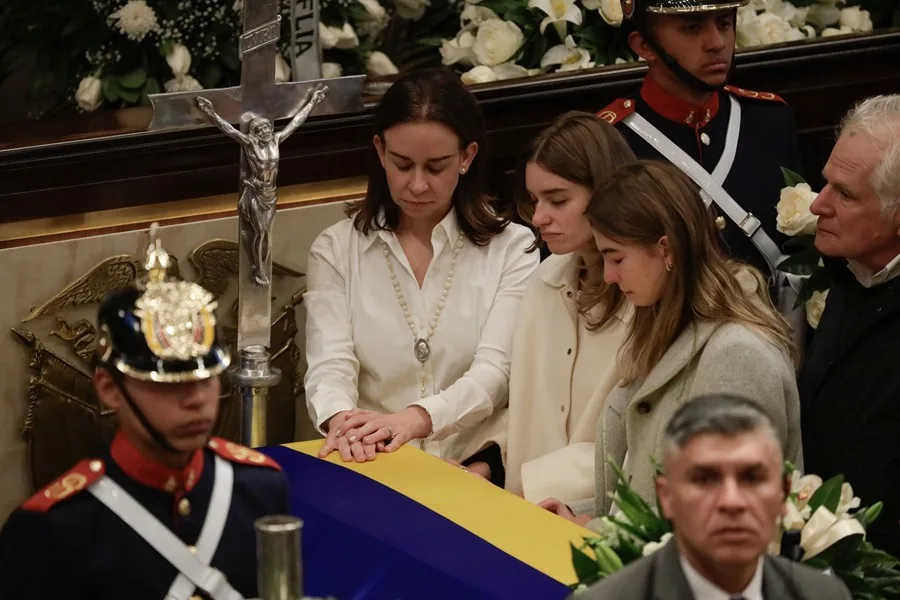 María Claudia Tarazona, esposa de Miguel Uribe, y sus hijas despidiendo al senador