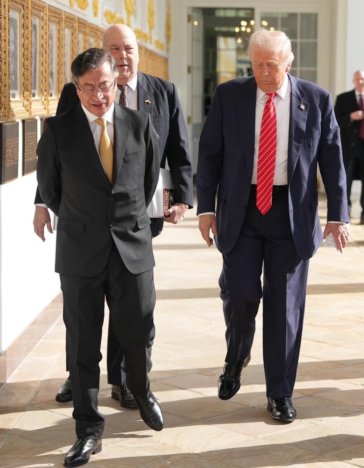 ¿Qué documentos llevaba Petro en el brazo al encuentro con Trump? Imágenes revelaron detalle clave