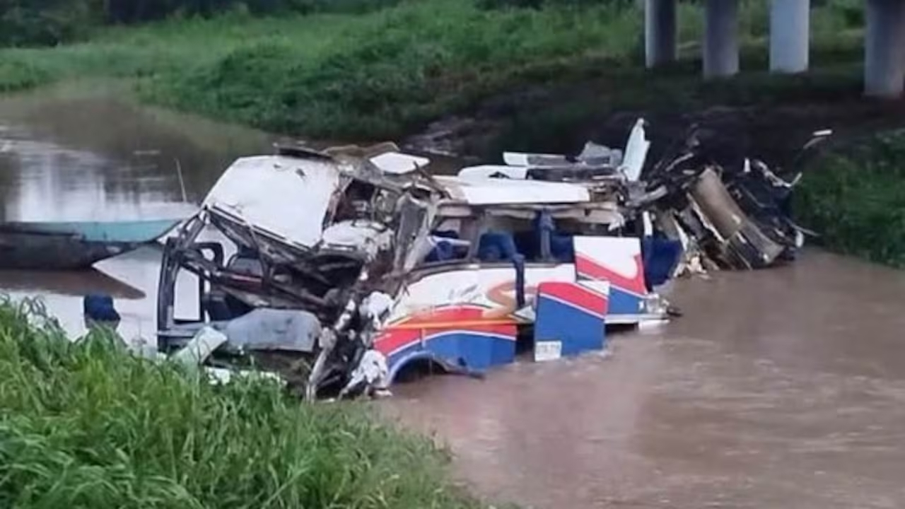 Luto en el vallenato: bus de la agrupación del hijo de Poncho Zuleta cayó a un río y dejó dos muertos