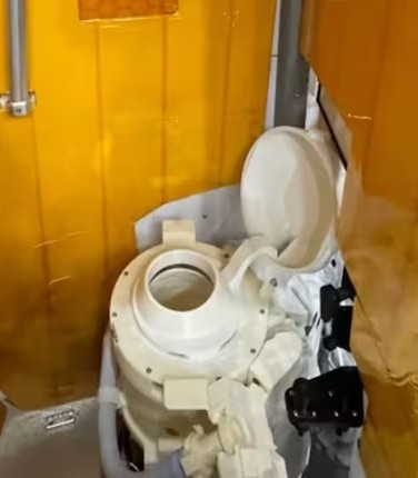 En video | Así se duchan los astronautas de la misión Artemis II en el espacio: no hay agua