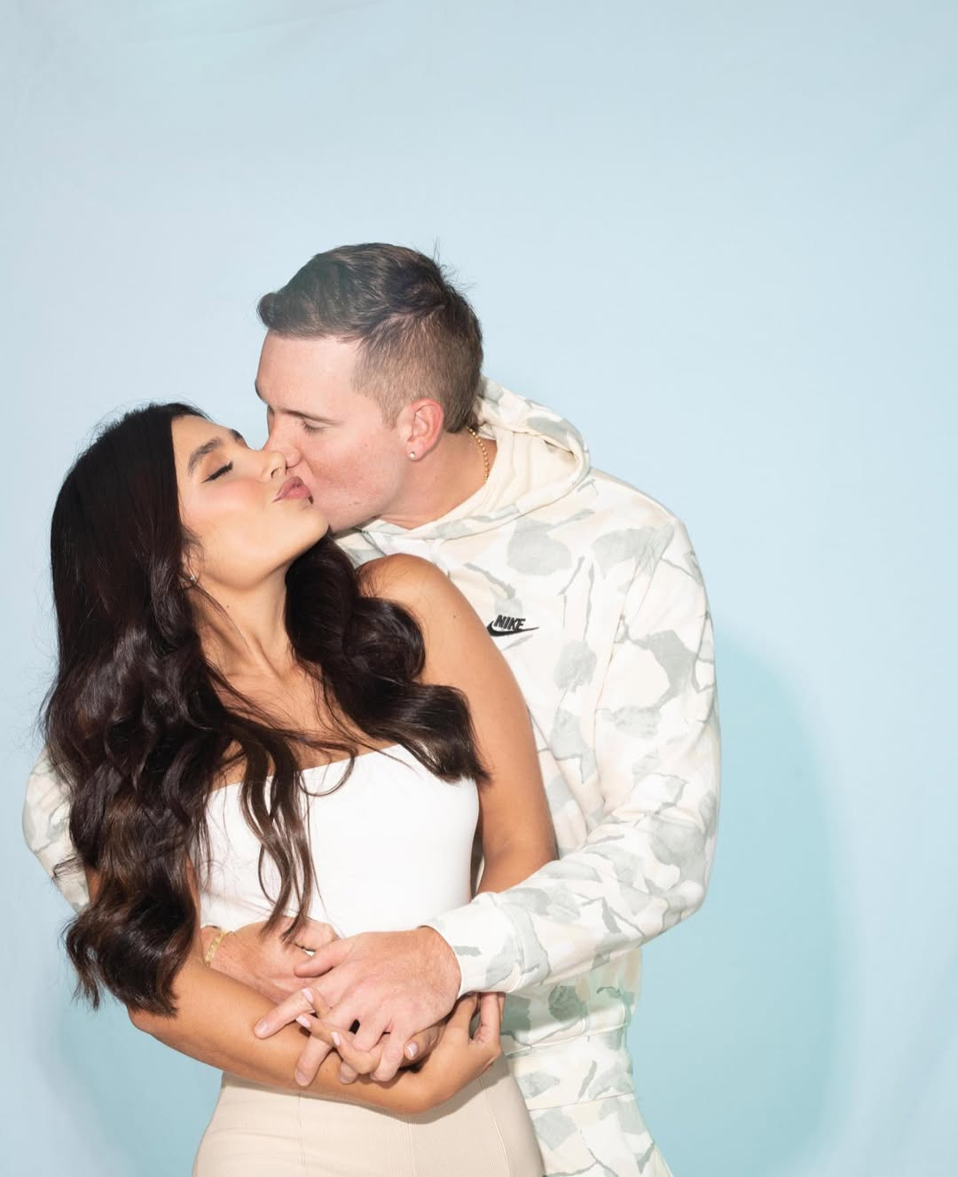 María Alejandra Jara, hermana de Paola Jara, y su esposo