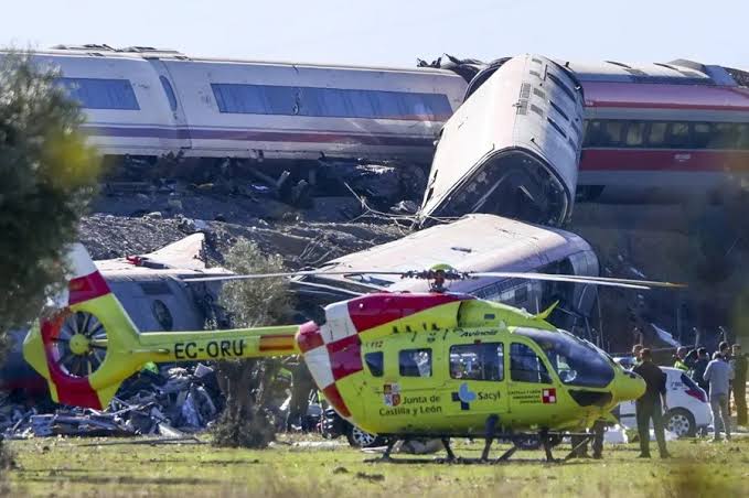 Revelan la razón que habría causado el fatal choque de dos trenes en España: ya van 69 muertos
