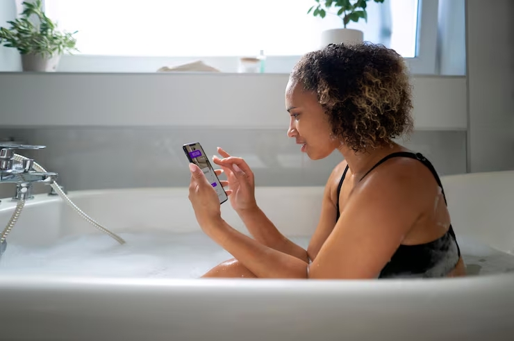 ¿Por qué es malo entrar con el celular al baño mientras se ducha? Esto es lo que le hace el vapor