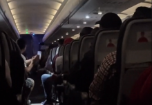 Pasajeros rezaron la novena decembrina en pleno vuelo y el momento se vuelve viral