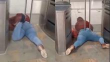 ¡Bochornoso! Una mujer terminó atascada en un torniquete de TransMilenio al intentar colarse