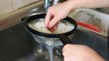 ¿Es necesario lavar el arroz antes de cocinarlo? Esto dicen los expertos en nutrición