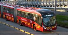 Aterrador: un hombre intentó inyectar una sustancia desconocida a una joven en TransMilenio.  Así fue