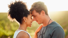 Estos son los 5 hábitos que hacen que una relación "valga la pena", según la psicología