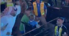 ¡Insólito! Un hincha atacó a latigazos a un jugador en Arabia Saudita