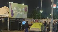 Pese al frío y el mal clima, fanáticos de Karol G acamparon afuera de El Campín