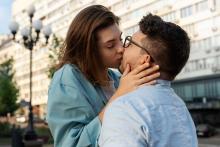 Día Internacional del Beso: la pareja que rompió récord Guinness y que habría originado esta fecha