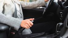 ¿Cuál es el momento en el que se debe colocar el freno de mano al parquear? Aquí le contamos