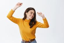 Hábitos que debes dejar de hacer en las mañanas si quieres ser feliz, según Harvard
