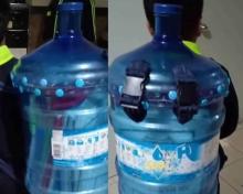 Una mujer en México se las ingenió y creó una mochila para su hijo utilizando un garrafón de agua