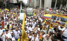 Así avanza la 'marcha de las batas blancas' contra Petro: multitudes en las principales ciudades