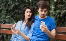 ¿Le revisa el celular a su pareja sin permiso? ¡Pilas! Este es el delito que podría estar cometiendo