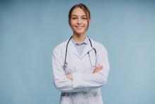 ¿Es mejor ser atendido por un médico hombre o una médica mujer? Esto reveló un estudio