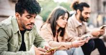 Estos son algunos hábitos que parecen inofensivos pero lo envejecen más rápido