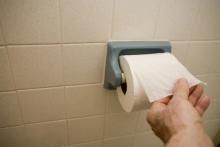 ¿Cuál es la forma correcta de colocar el papel higiénico y evitar bacterias? Esto dicen los expertos
