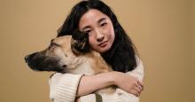 Expertos recomiendan no abrazar a los perros por esta razón