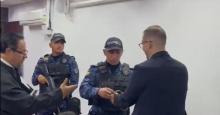 Desplante de John Poulos al juez que lo sentenció: lo dejó con la mano extendida