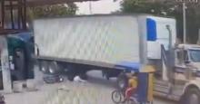 ¡Impactante! Motociclista cayó debajo de una tractomula y se salvó de morir
