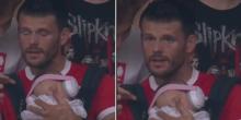 ¿El padre del año? Un hombre llevó a su hija al estadio mientras la cuida: vea la tierna escena aquí