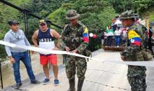 ¿República independiente? Disidencias inauguraron puente vehicular en Cauca y hasta cobran peaje