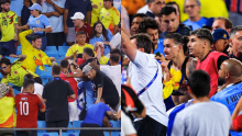 En video| Darwin Núñez se subió a la tribuna a pelear con colombianos y un hincha lo bajó de un golpe