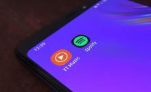 Duelo de titanes en el streaming musical: YouTube Music vs. Spotify. ¿Cuál es mejor? Le contamos