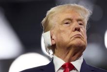 Con la oreja vendada reapareció Trump en convención republicana tras sufrir atentado