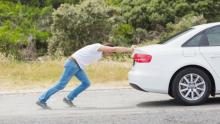 ¡No lo haga! Esta es la contundente razón por la que no debería encender su carro mientras lo empuja