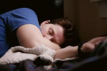 ¿Cuál es la mejor posición para dormir y detener el deterioro cognitivo? Esto dicen los estudios
