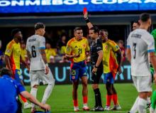 ¿No le salió gratis? Esto tiene que pagar Muñoz por la tarjeta roja que recibió ante Uruguay