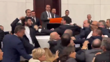 En video| Debate sobre un diputado encarcelado terminó a los golpes en el Parlamento de Turquía
