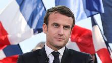 Este fue el “apasionado” beso de ministra al presidente de Francia que causó polémica y escozor