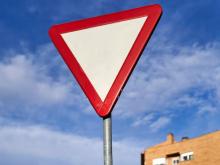 ¿Qué significa la señal de tránsito del triángulo al revés? Aquí le contamos