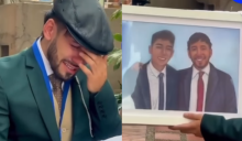 ¡Para llorar! Un joven no puede contener su llanto al recibir retrato de su mejor amigo fallecido