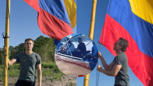 En video | Daniel Quintero izó bandera de Colombia en isla Santa Rosa y huye: lo persiguieron